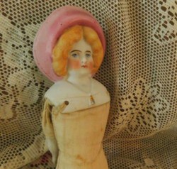 BLONDE BONNET HEAD SIDE